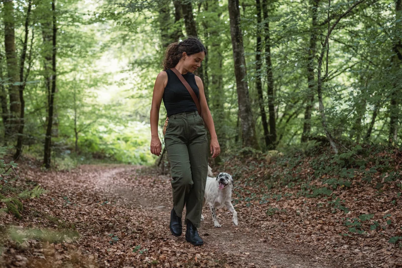 Alexandra Chennevière en cueillette sur un sentier de la forêt d'Andaine