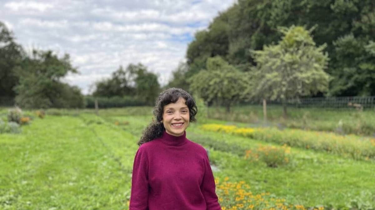 Alexandra Chennevière au milieu de ses rangs de fleurs, à Juvigny-Val-d'Andaine