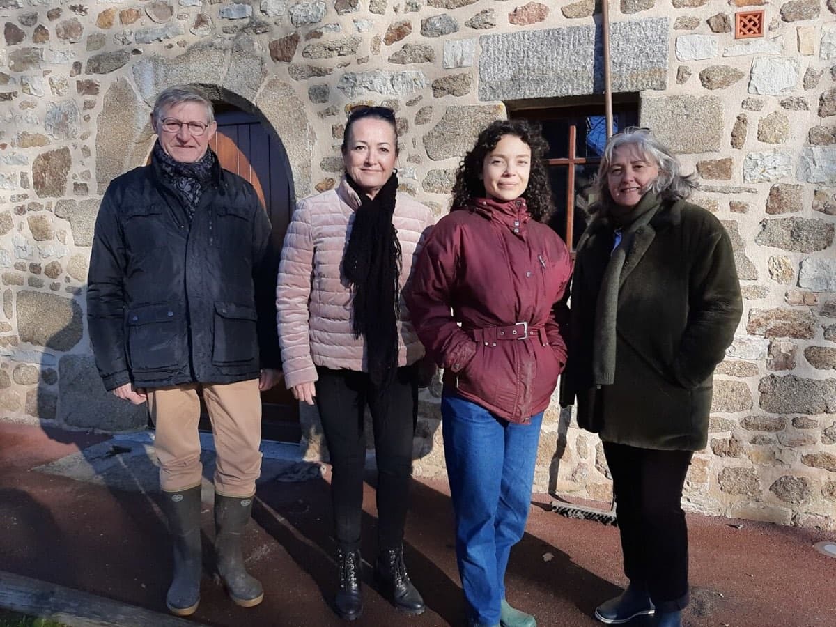 Henri Leroux, Catherine Meunier, Alexandra Chennevière et Sylvie Langeard devant un bâtiment de pierre de Bonvouloir, le 1er décembre 2023