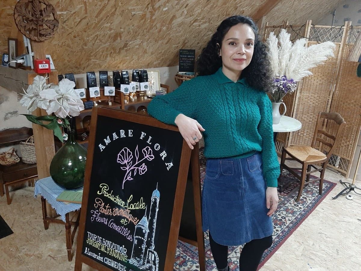 Alexandra Chennevière dans l'espace boutique de son atelier, près de l'ardoise Amare Flora